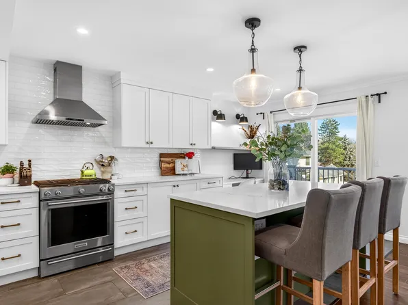 1180 Falcon Dr #205, Coquitlam, BC V3E 2K7