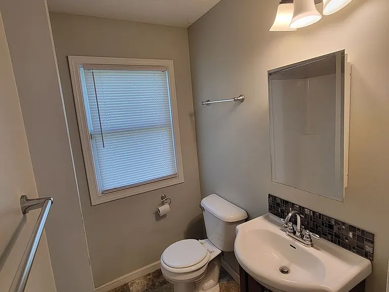 404 E Poplar St — Photo 8