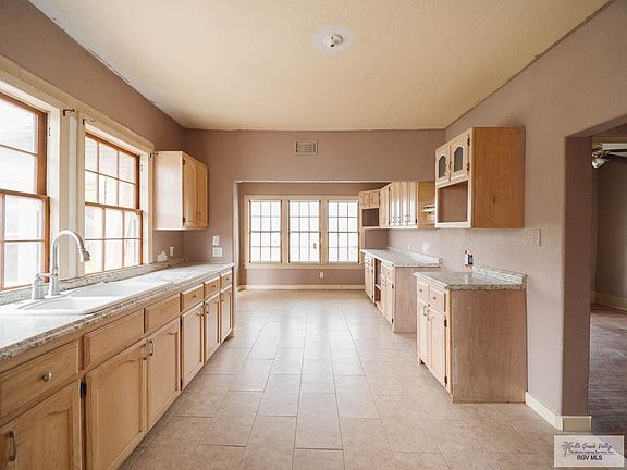 4th image of 689 W Hidalgo Ave