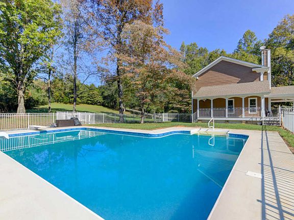 3rd image of 2703 Pine Hill Dr
