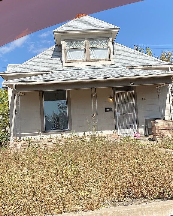 1st image of 913 E 4th St