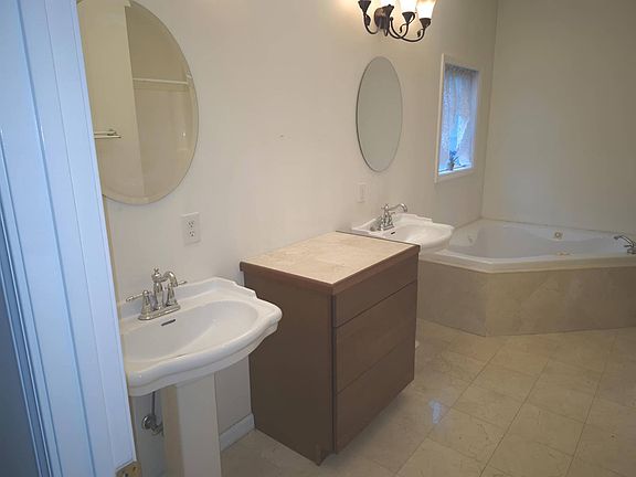4th image of 4 Raintree Ct