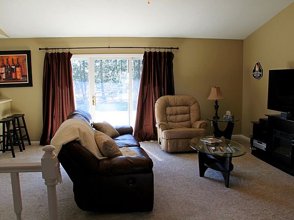 3rd image of 945 Champagne Ave