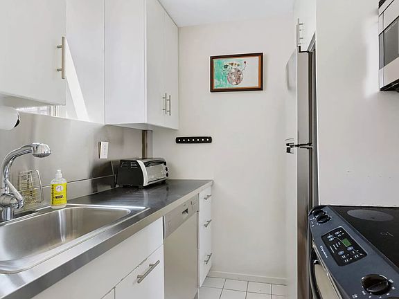 5th image of 23 10th St APT 703