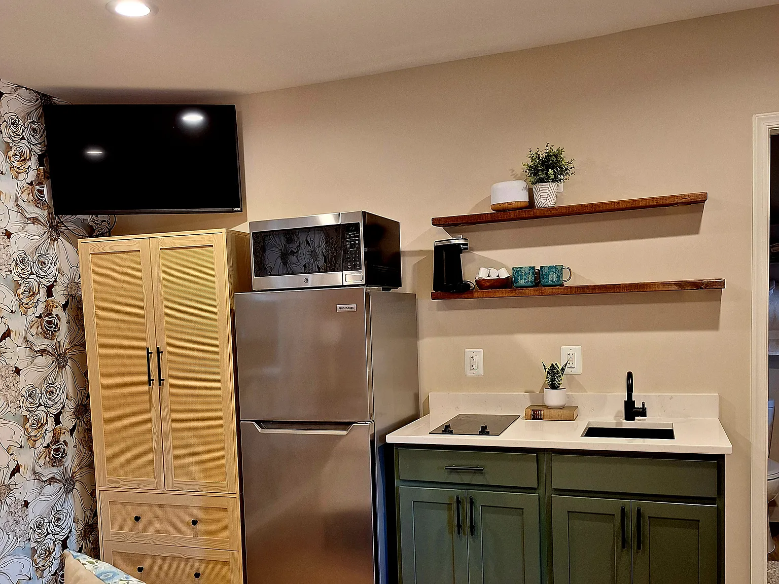 Studio, 450 sqft, $1,500 — Photo 2