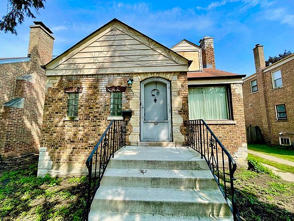 Wood lintels add charm to the home, as well as the lannon stone accents.