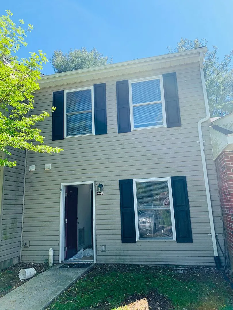 3 Bedroom 1.5 Half Bath Townhouse — Photo 1