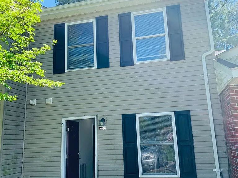225 Freestone Dr NE — Photo 1