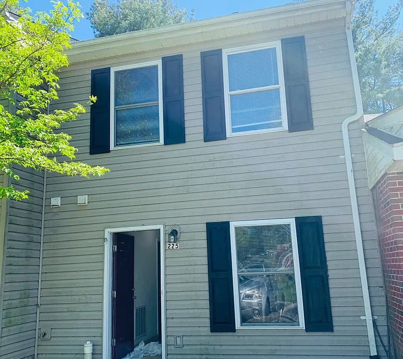 225 Freestone Dr NE