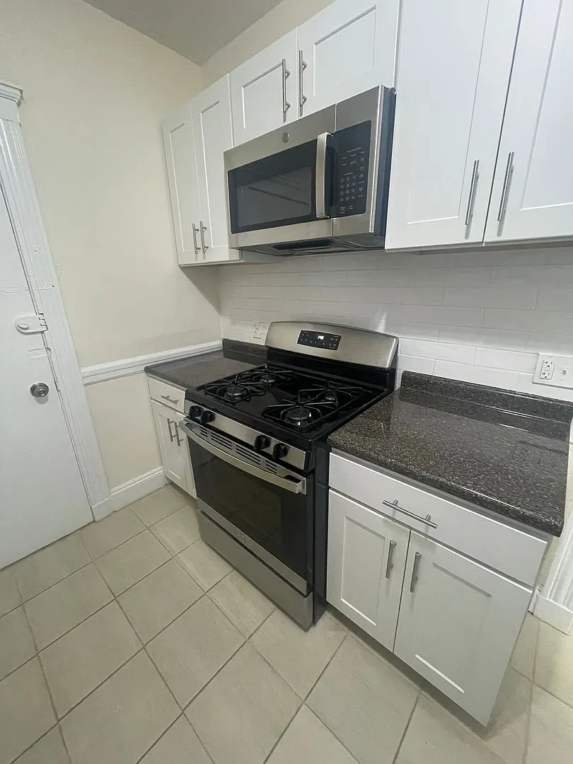 9/1 - No fee! Spacious 1BR in elevator building near Green Line! — Photo 2