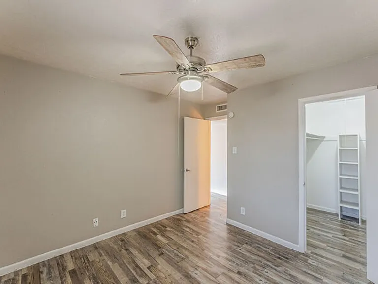 South Crest Apartments: All Bills Paid -Dazzling Dallas Apartments in Quiet Area! — Photo 19