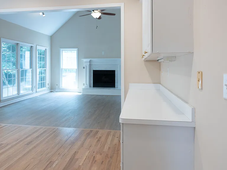 1649 Crittenden Ln — Photo 6