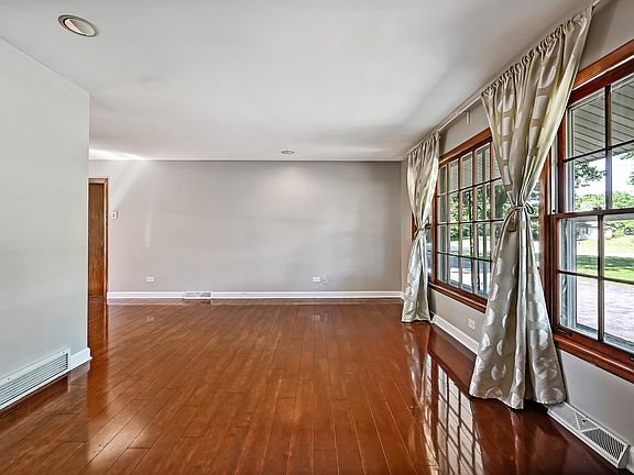 4th image of 6101 Bentley Ave