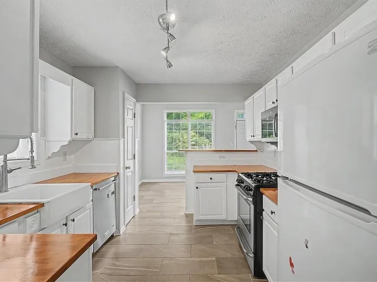 665 Peachtree Trails Dr — Photo 9