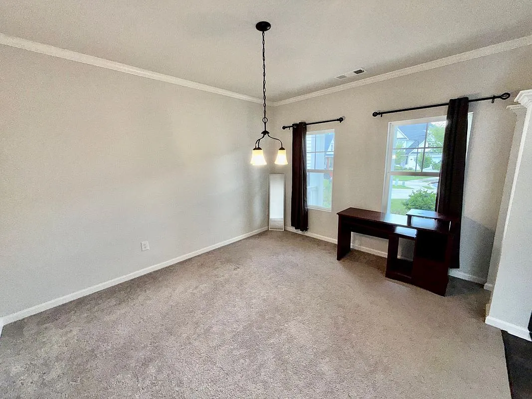 6 bed, 4.0 bath, 4070 sqft, $3,995 — Photo 4