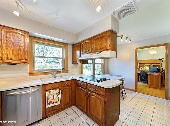 3rd image of 1416 S Cypress Dr