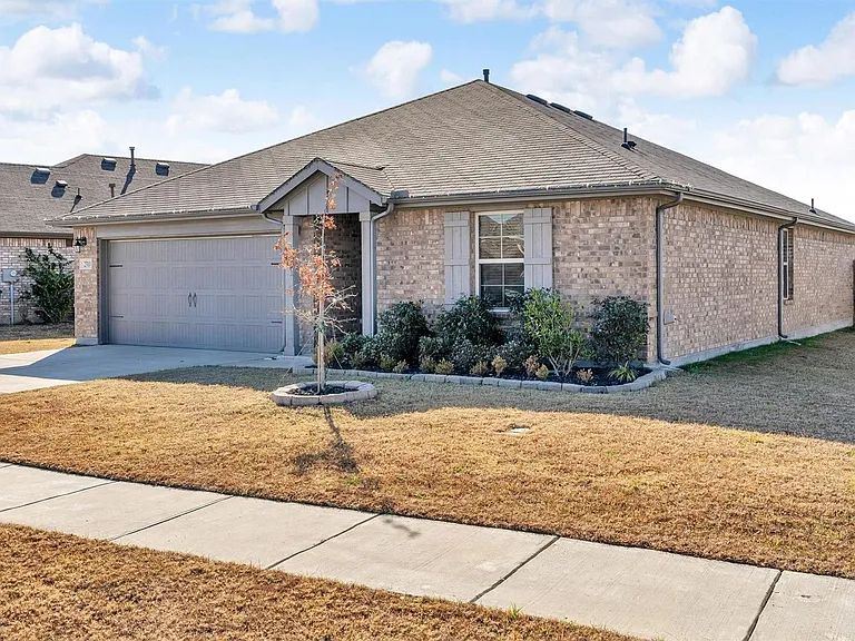 2310 Bellewood Ct — Photo 2