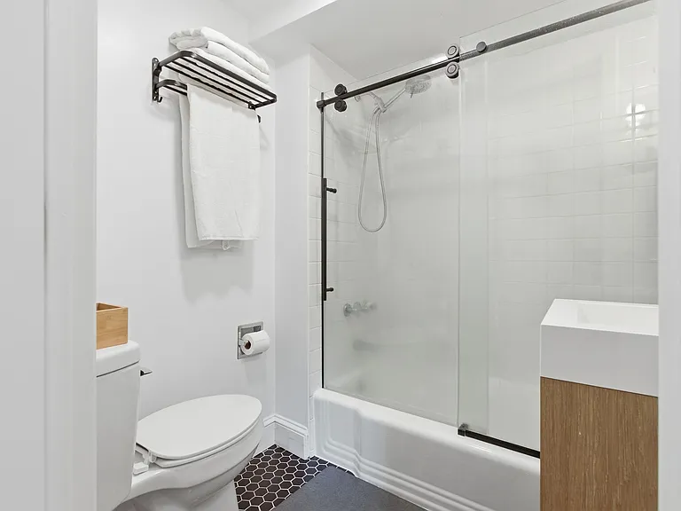 4 Derne St #2 — Photo 19