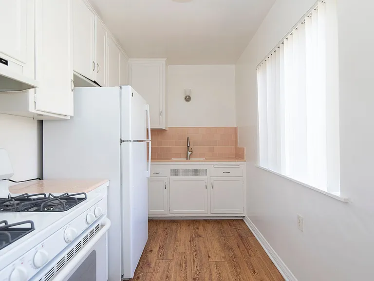 Herschel Apartments — Photo 7