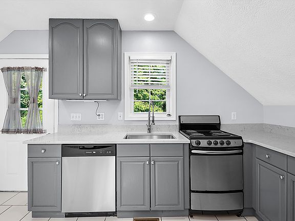 5th image of 587 A St #R