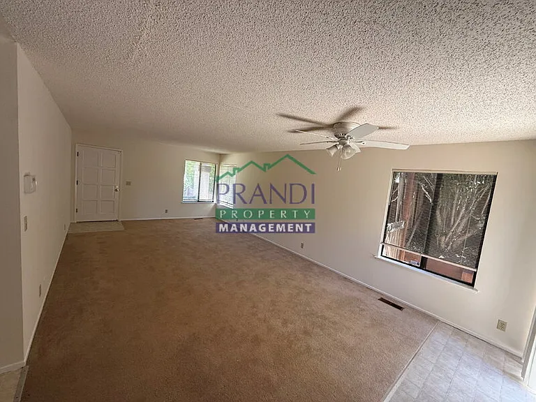 1591 Merritt Dr — Photo 3