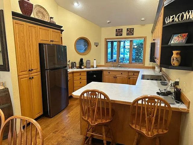 3 bed, 2.5 bath, 2200 sqft, $2,300 — Photo 3