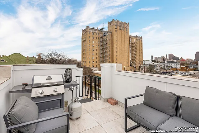 223 W Laurel — Photo 16