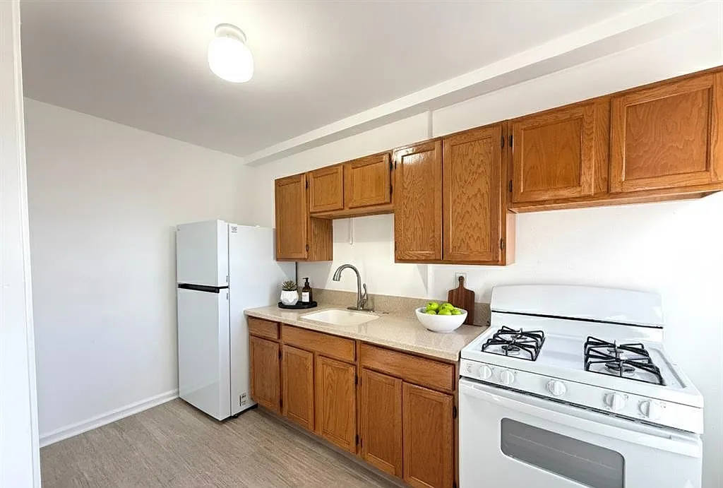 2 bed, 700 sqft, $2,355 — Photo 2