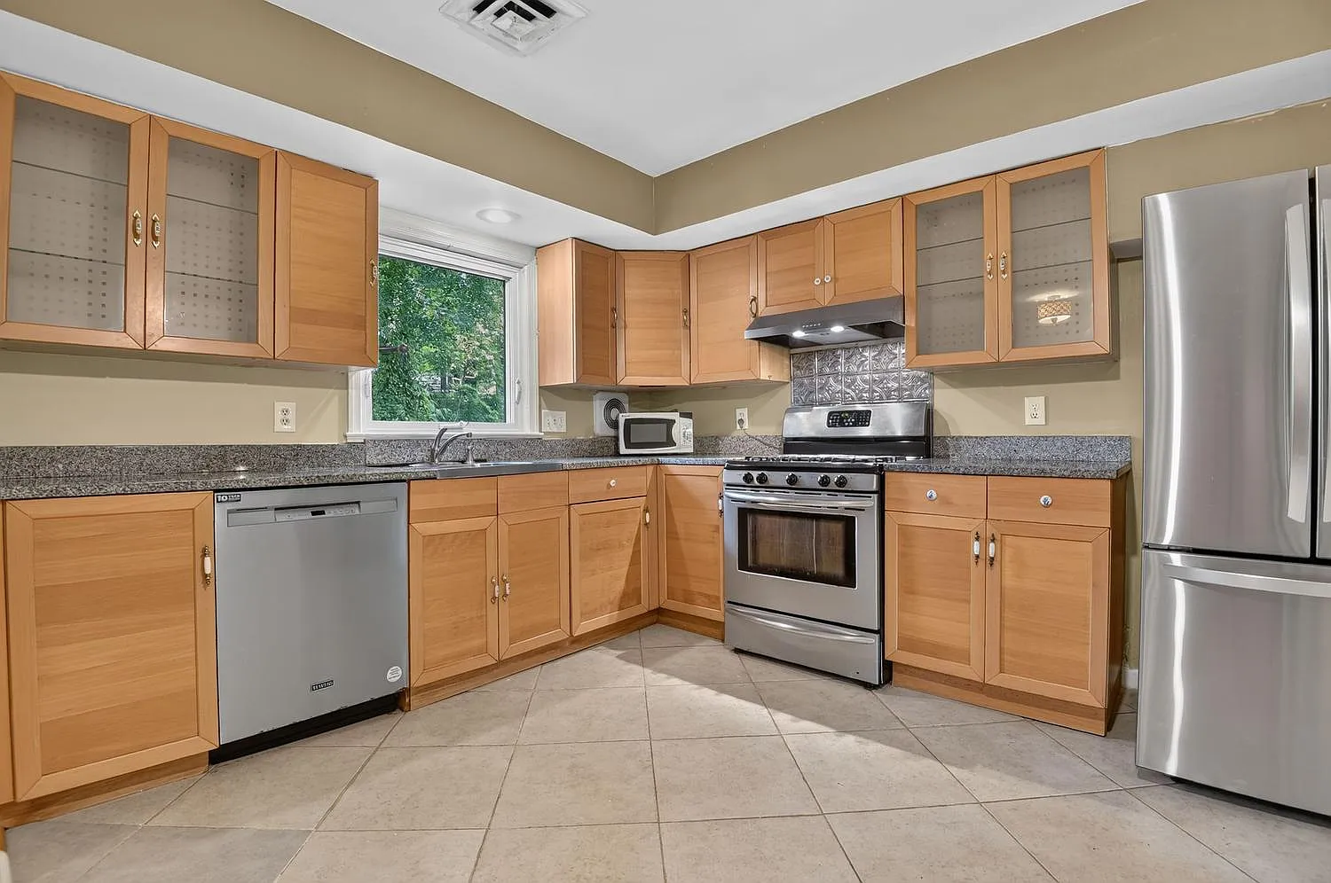 5 bed, 2456 sqft, $3,995 — Photo 2