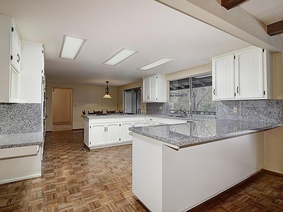 5th image of 2325 Shorewood St