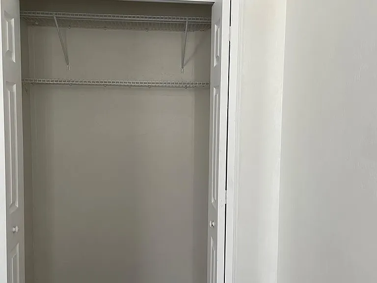 bed room 1 closet