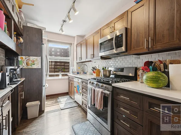 575 Grand Street E1505 image 3 of 18