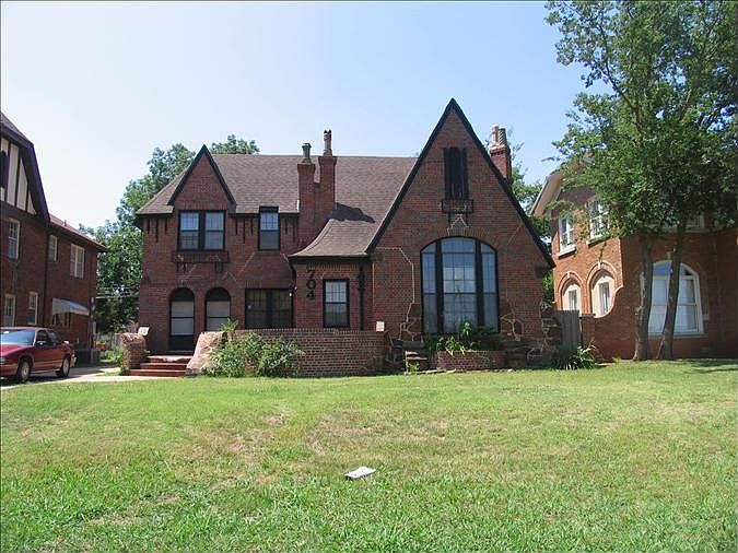 2nd image of 704 NE 20th St