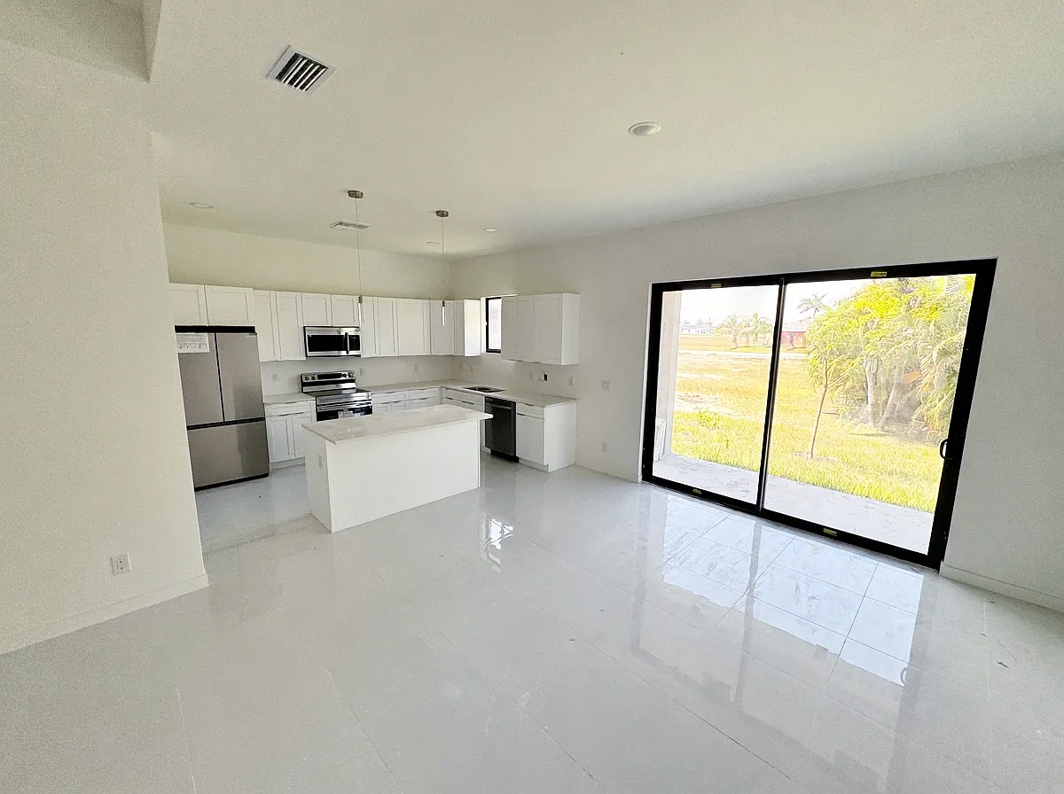 4 bed, 1904 sqft, $2,200 — Photo 2