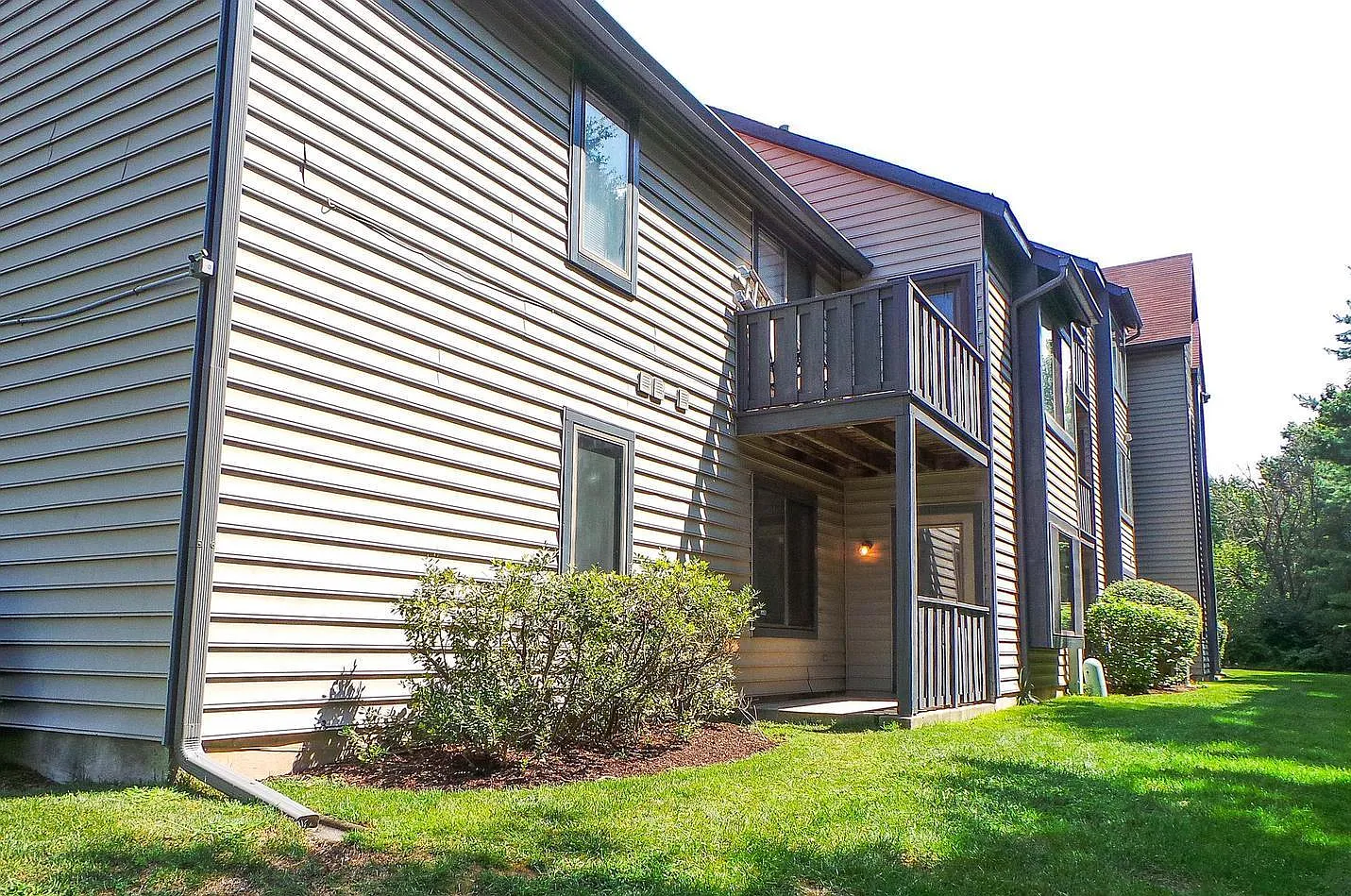 2 bed, 2.0 bath, 1182 sqft, $2,200 — Photo 2