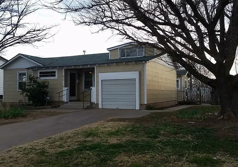 2017 Oak Dr — Photo 1