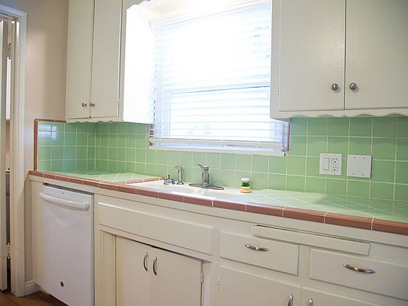 4th image of 608 N Yale Ave
