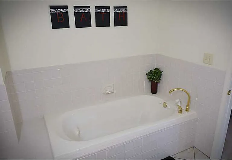632 Vaughan Ave — Photo 5