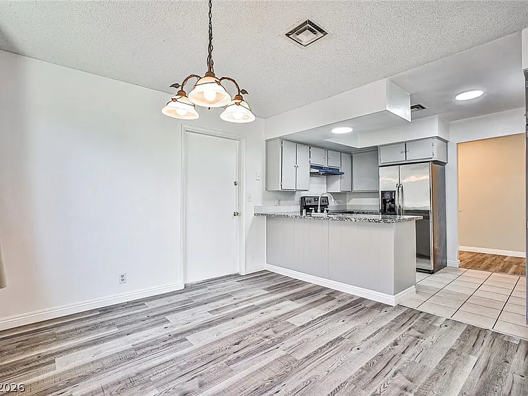 1320 Robin St — Photo 6
