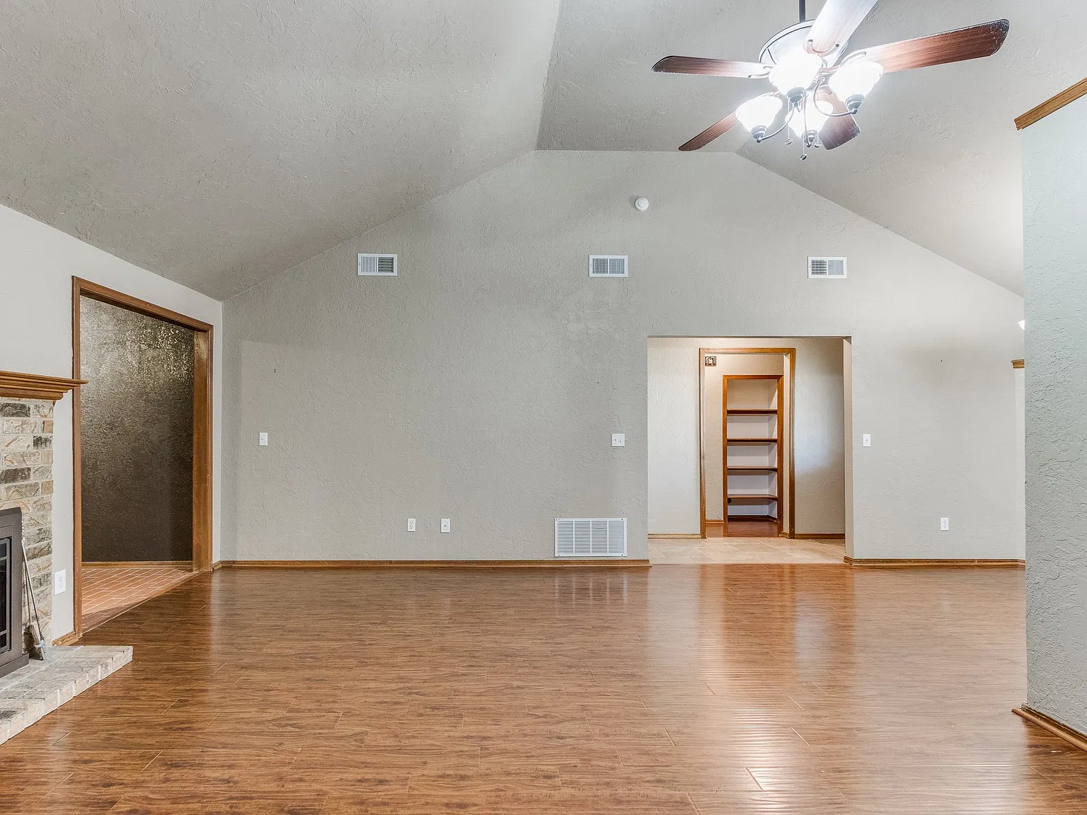 4 bed, 1864 sqft, $2,000 — Photo 2