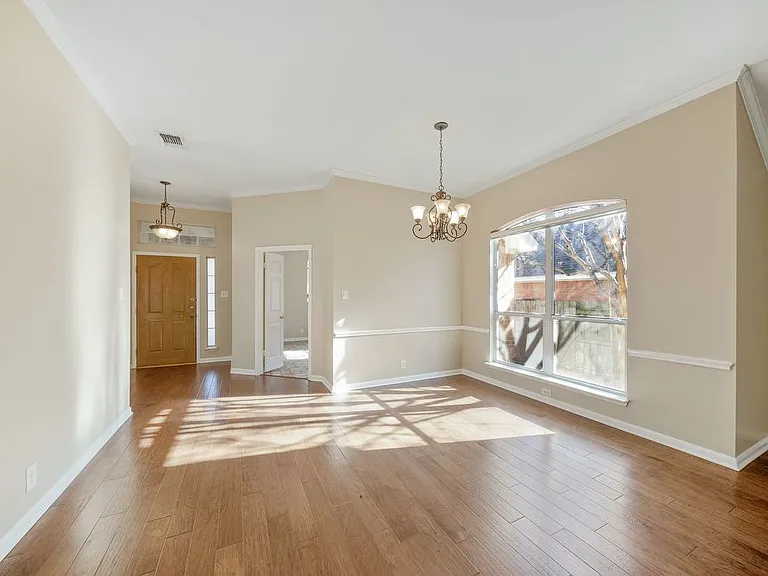 8218 Parkland Hills Dr — Photo 12