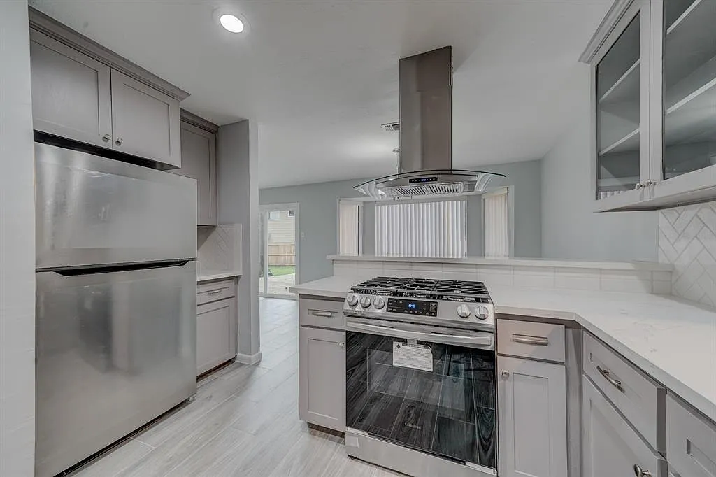 4 bed, 2.5 bath, 1960 sqft, $2,400 — Photo 3