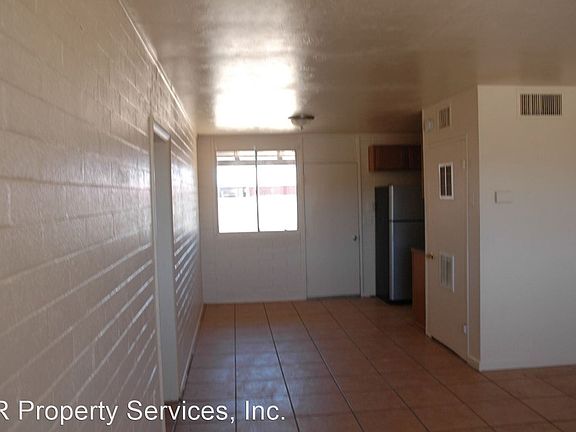 3rd image of 1118 E Yucca St