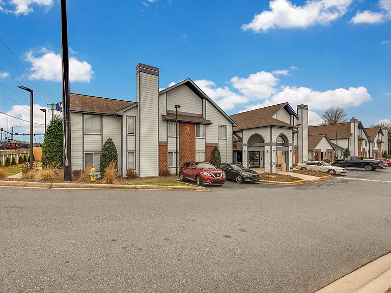 Vivo Living Charlotte (Tryon) — Photo 11