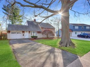 11 Bobolink Ln, Levittown, NY 11756