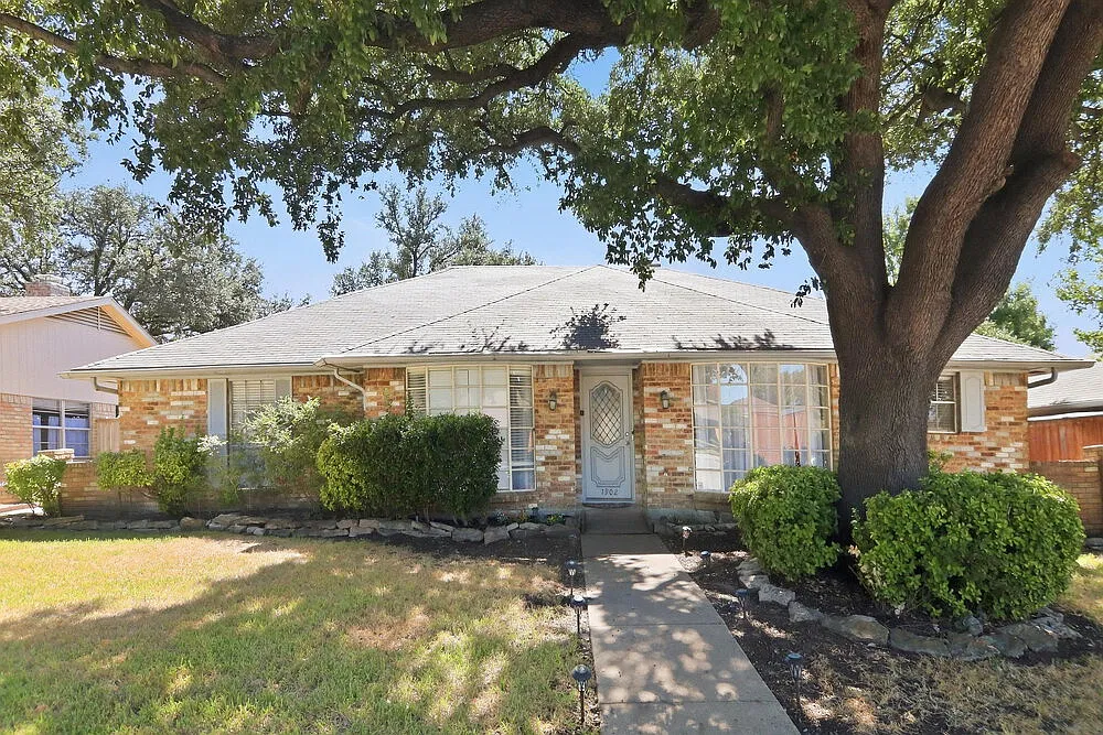 4 bed, 2.0 bath, 1911 sqft, $2,830 — Photo 1