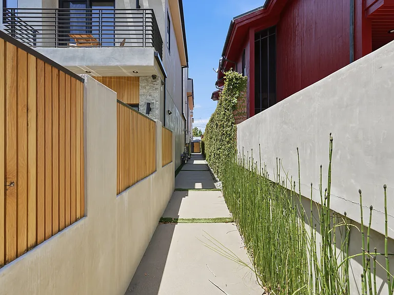425 N Alfred St — Photo 23