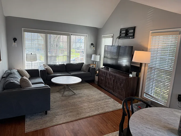 15045 Holleyside Dr — Photo 2