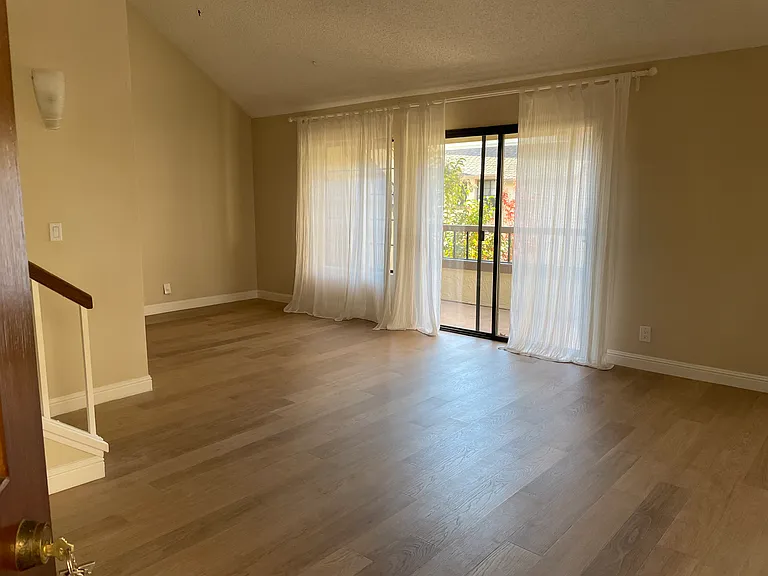 1886 Huxley Ct — Photo 3