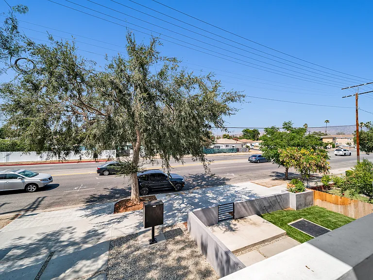 11516 Victory Blvd — Photo 28